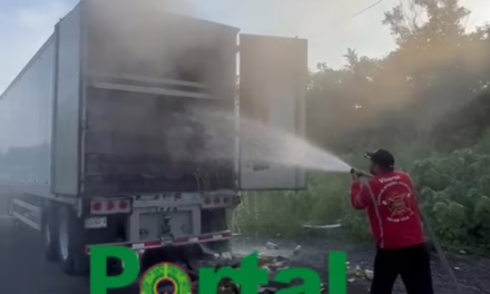 Se incendia tráiler en la carretera Cardel – Poza Rica; bomberos evitan una tragedia en La Mancha