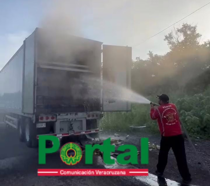 Se incendia tráiler en la carretera Cardel – Poza Rica; bomberos evitan una tragedia en La Mancha