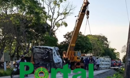 VOLCACIÓN DE TRÁILER CIERRA LA CARRETERA LAS TRANCAS-COATEPEC; CONTINÚAN LAS MANIOBRAS EN PASO LADRILLO
