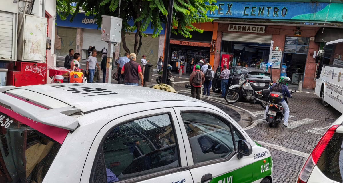 Atropellan a peatón en pleno centro de Xalapa; paramédicos atienden la emergencia