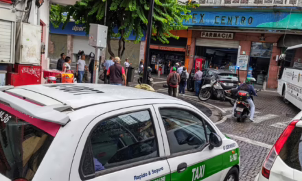 Atropellan a peatón en pleno centro de Xalapa; paramédicos atienden la emergencia