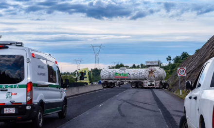 Accidente de tractocamión en la autopista Perote-Xalapa