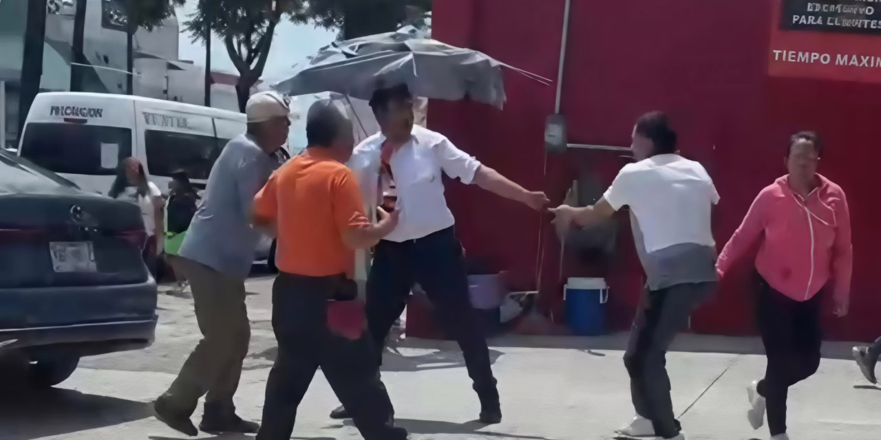 Video:Riña callejera causa asombro entre transeúntes en la avenida principal de Las Trancas