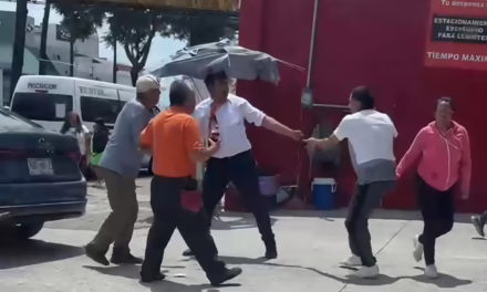 Video:Riña callejera causa asombro entre transeúntes en la avenida principal de Las Trancas