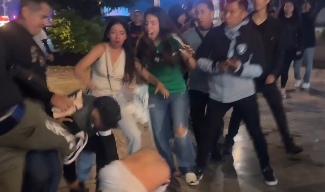 Riña entre supuestos aficionados desata pánico en la Avenida Juárez en Puebla