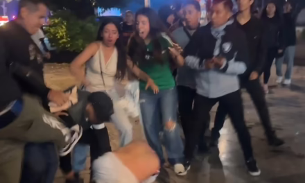 Riña entre supuestos aficionados desata pánico en la Avenida Juárez en Puebla