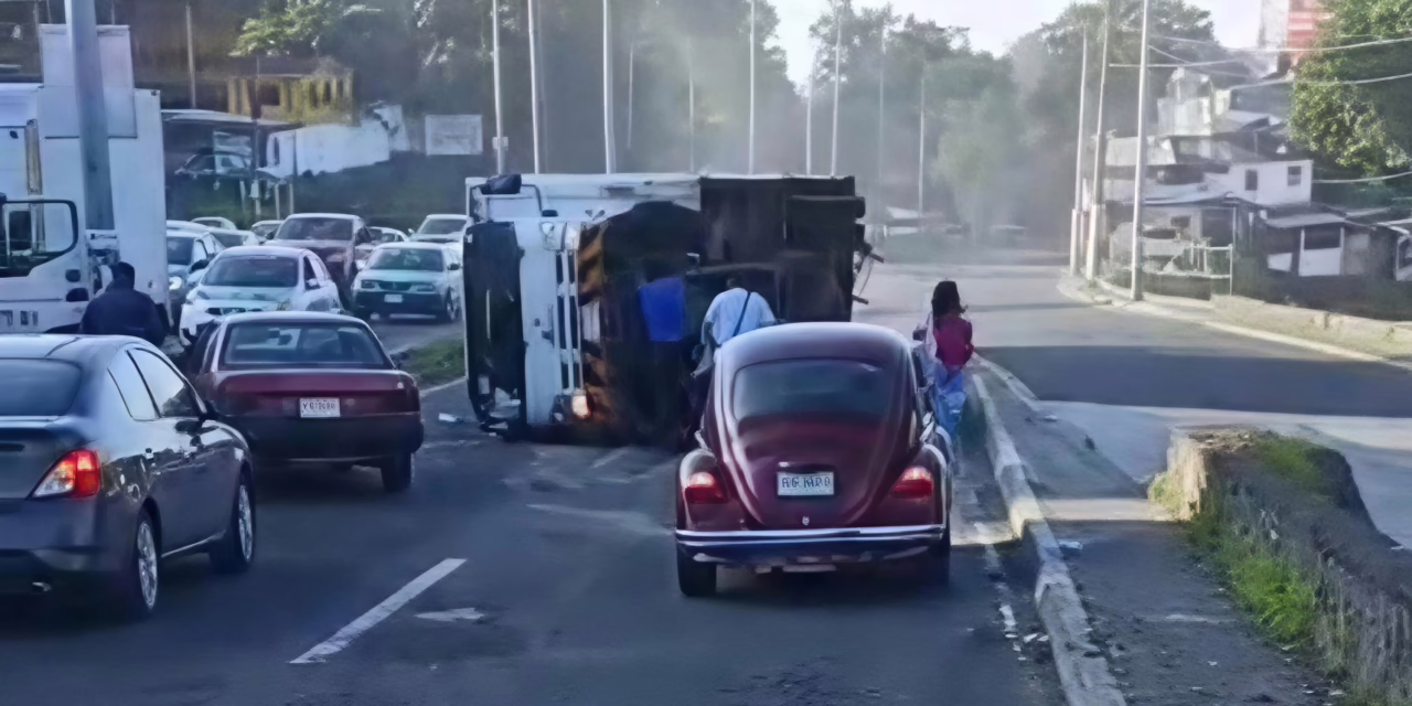 Aparatosa volcadura de camión repartidor en el bulevar Xalapa -Banderilla