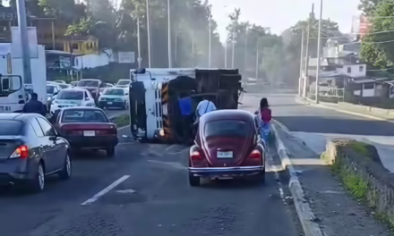 Aparatosa volcadura de camión repartidor en el bulevar Xalapa -Banderilla