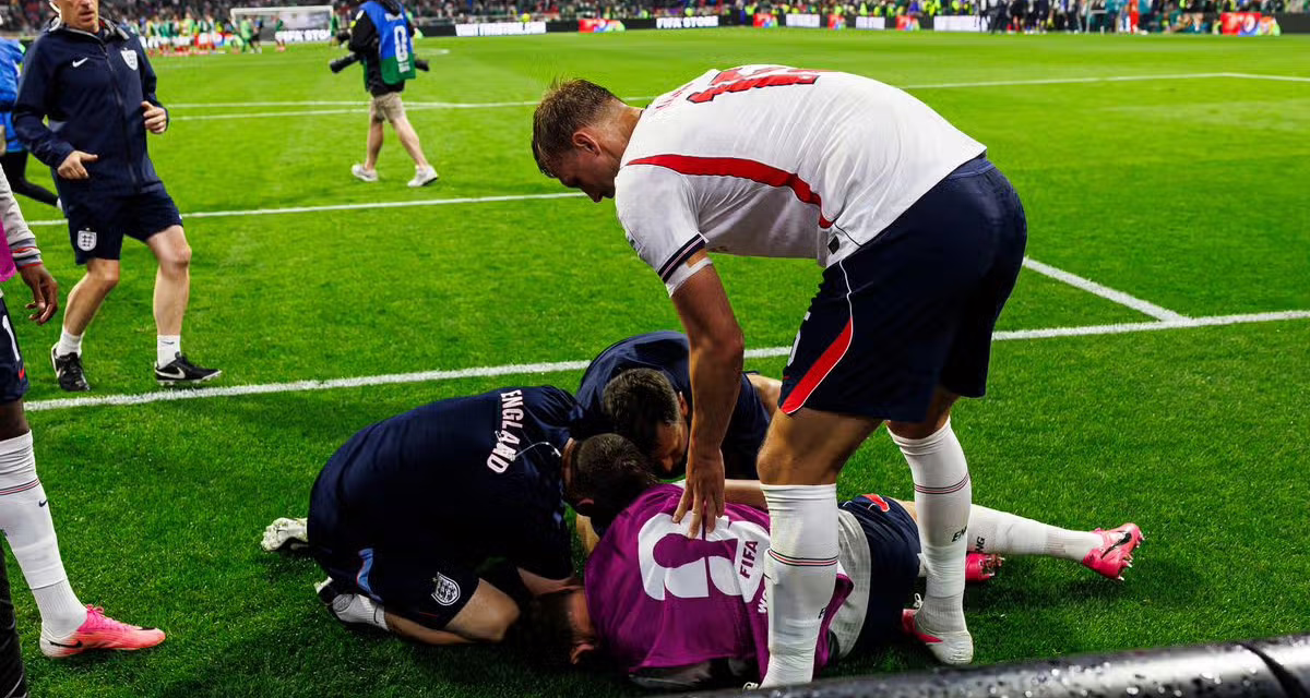 Jordan Henderson sufrió aparatosa caída y se fracturó celebrando victoria sobre México