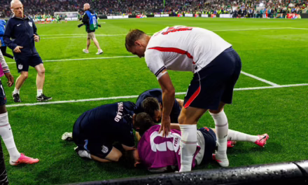 Jordan Henderson sufrió aparatosa caída y se fracturó celebrando victoria sobre México