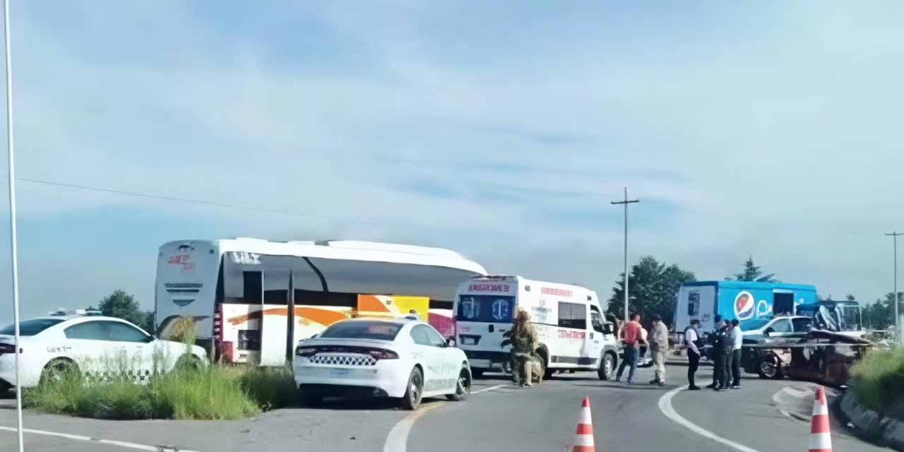 Tragedia en la carretera Perote-Altotonga: choque entre particular y autobús deja tres muertos y un herido grave