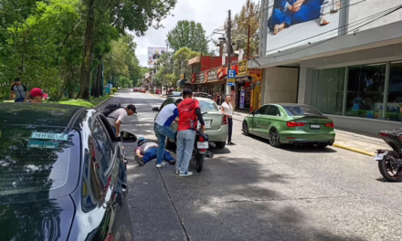 Accidente vial en la avenida Xalapa deja un motociclista lesionado