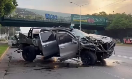 Conductor ebrio choca contra revolvedora y huye en López Mateos GUADALAJARA