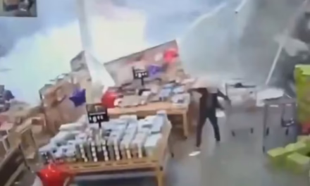 Video:Colapsa parte del techo de una tienda en Nueva Jersey por lluvias torrenciales