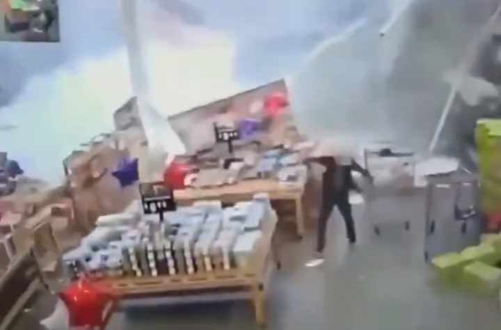 Video:Colapsa parte del techo de una tienda en Nueva Jersey por lluvias torrenciales