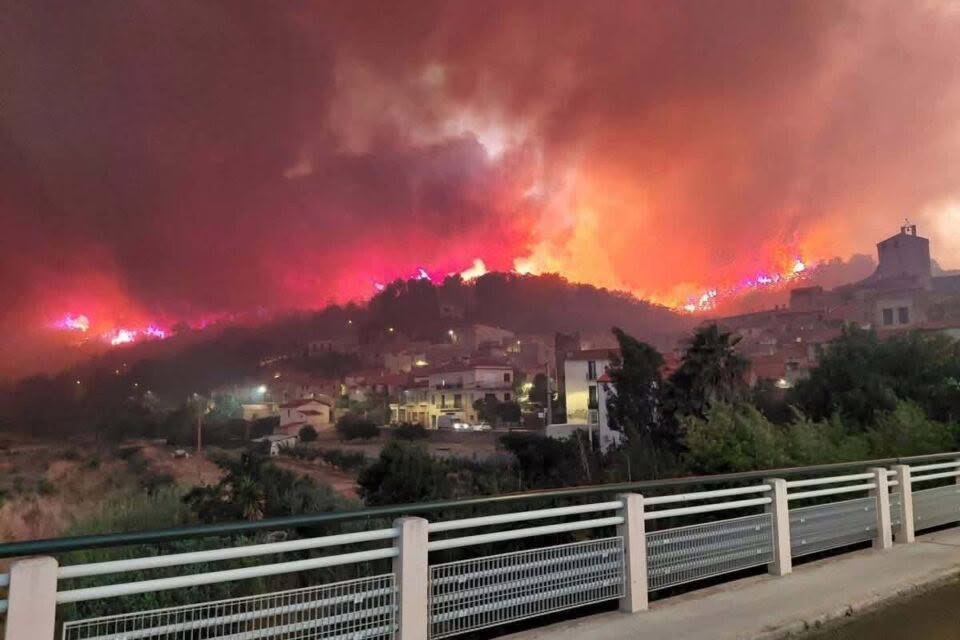 El incendio cerca de Perpiñán, Francia, ya suma 4,600 hectáreas quemadas y 10,000 evacuados.