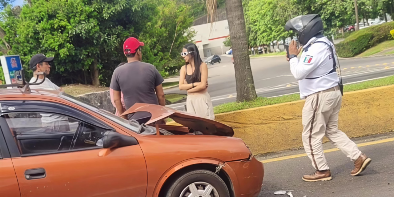 Choque múltiple genera caos vial sobre la carretera Veracruz-Xalapa, a la altura de la UX