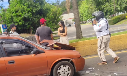 Choque múltiple genera caos vial sobre la carretera Veracruz-Xalapa, a la altura de la UX