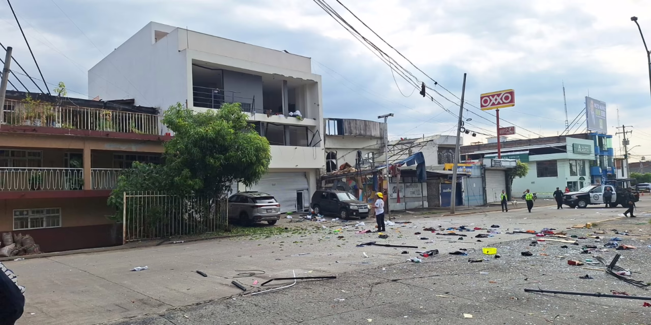 Estalla tanque estacionario de Gas L. P, en edificio de Uruapan; hay tres heridos y daños en varios inmuebles