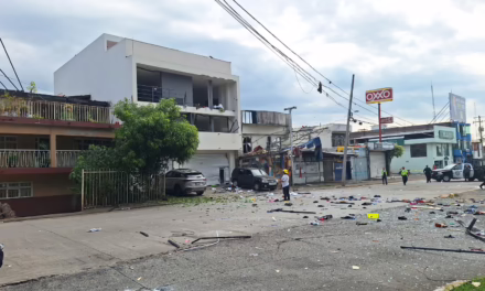 Estalla tanque estacionario de Gas L. P, en edificio de Uruapan; hay tres heridos y daños en varios inmuebles