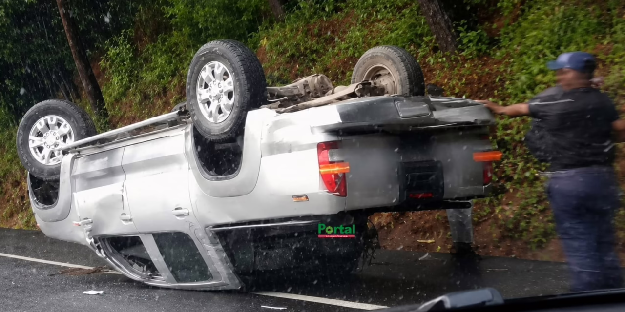 Volcadura de camioneta moviliza a cuerpos de emergencia en la carretera Xalapa-Perote