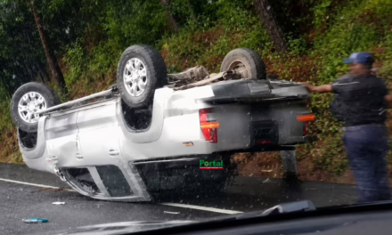 Volcadura de camioneta moviliza a cuerpos de emergencia en la carretera Xalapa-Perote