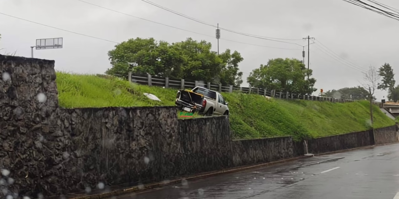 Camioneta termina sobre el camellón tras salirse del camino en la Xalapa-Veracruz