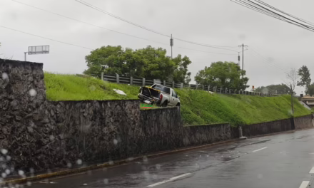 Camioneta termina sobre el camellón tras salirse del camino en la Xalapa-Veracruz