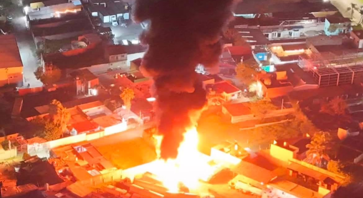 Video:Controlan fuego en bodega de Pipas en El Salto Jalisco , tras intensa movilización de bomberos