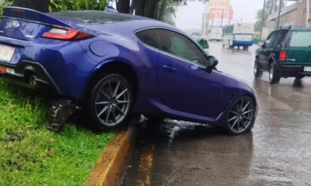 Reportan accidente vial sobre la avenida Lázaro Cárdenas, a la altura de Plaza Jardines