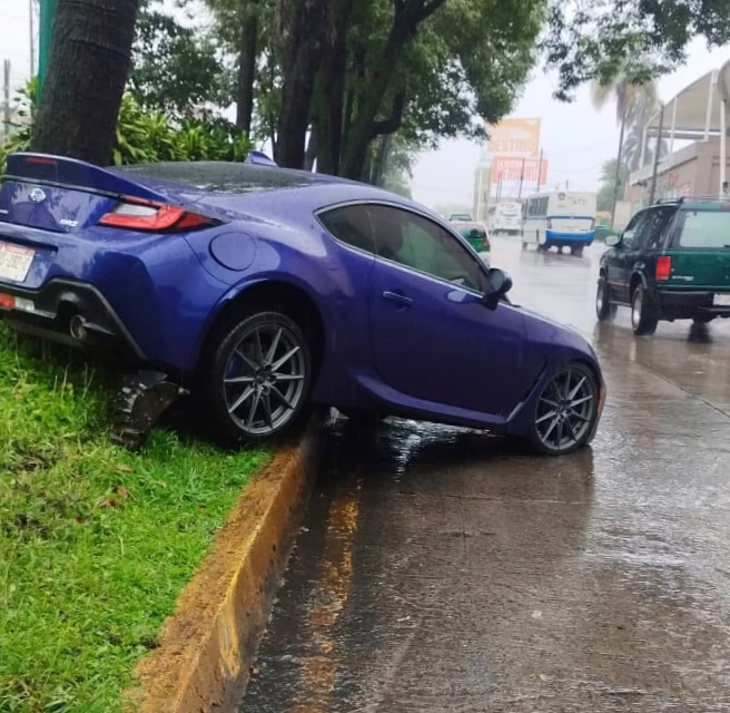 Reportan accidente vial sobre la avenida Lázaro Cárdenas, a la altura de Plaza Jardines