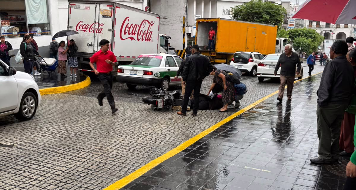 Motociclista derrapa en pleno centro de Xalapa; piso mojado provoca accidente en la calle Lucio