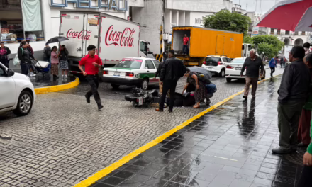 Motociclista derrapa en pleno centro de Xalapa; piso mojado provoca accidente en la calle Lucio