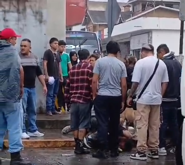 Vecinos de la Carolino Anaya detienen y someten a presunto ladrón armado