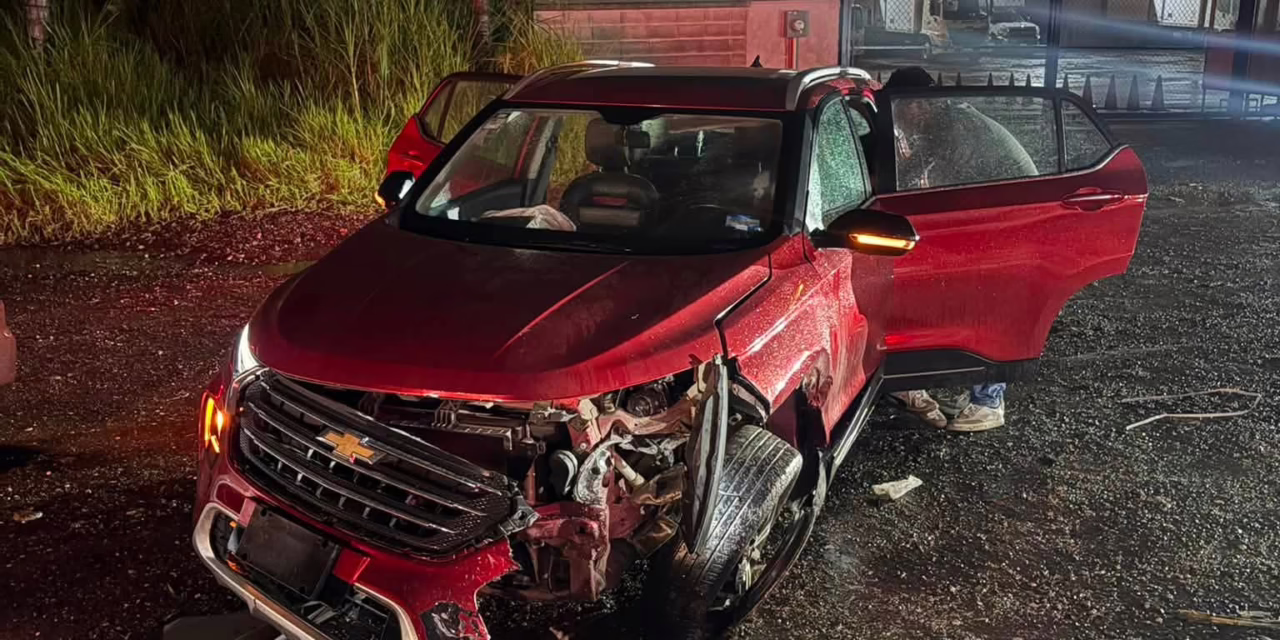Chocan taxi y camioneta de frente en la carretera Fortín-Huatusco