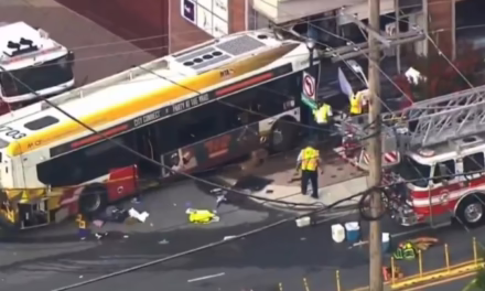 VIDEO:AUTOBÚS SE ESTRELLA CONTRA UN EDIFICIO EN BALTIMORE Y DEJA AL MENOS 30 HERIDOS