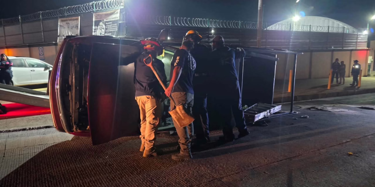 Volcadura de camioneta en la carretera Coatepec – Las Trancas