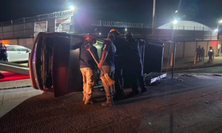 Volcadura de camioneta en la carretera Coatepec – Las Trancas