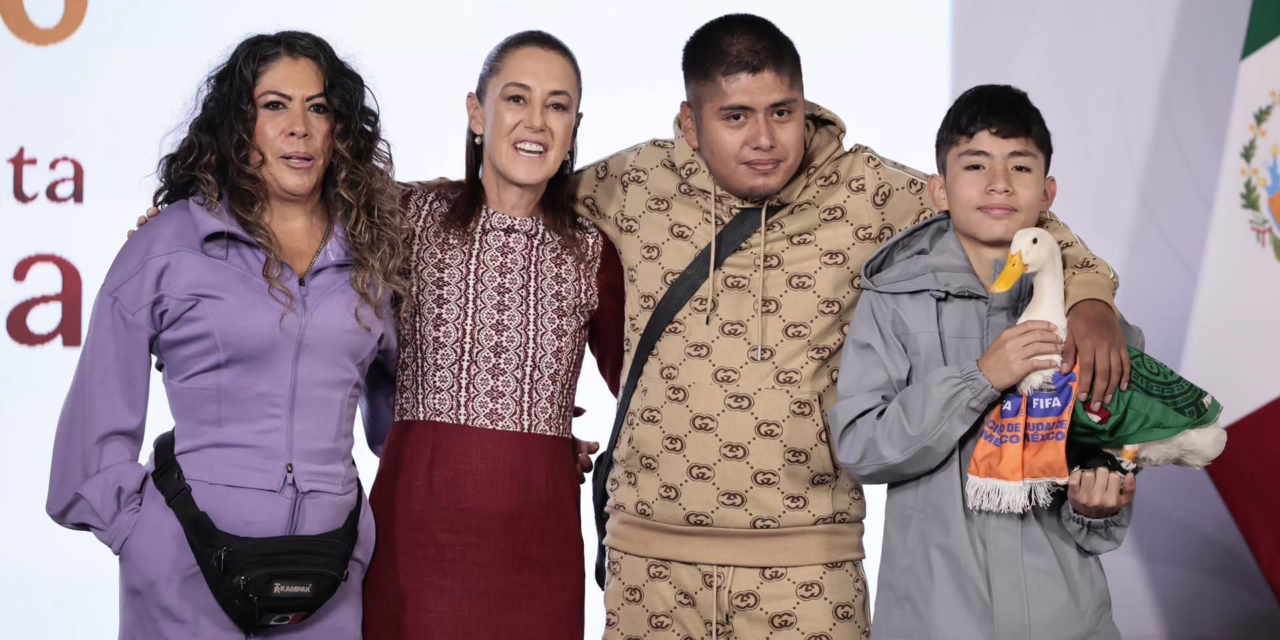 Claudia Sheinbaum apoya a familia del Pato Merlín para obtener vivienda