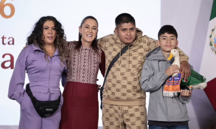 Claudia Sheinbaum apoya a familia del Pato Merlín para obtener vivienda