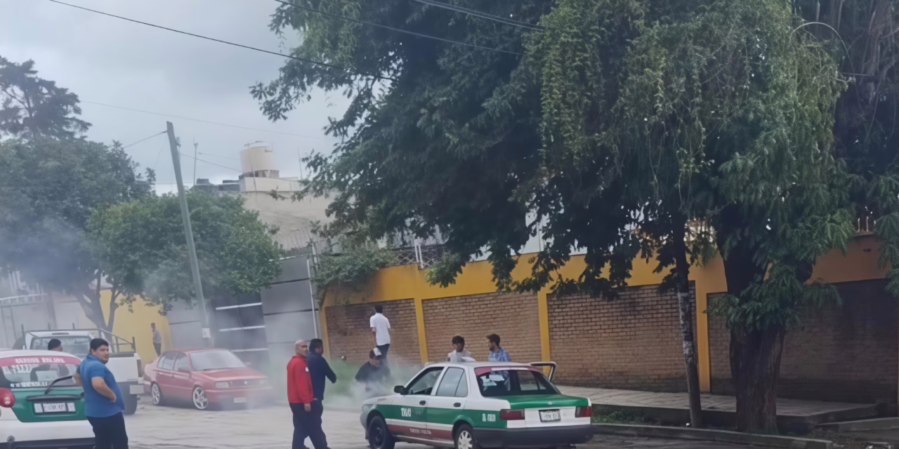 Comenzaba a incendiarse taxi en la colonia Progreso Macuiltépec vecinos y conductor evitan una tragedia