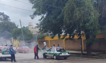 Comenzaba a incendiarse taxi en la colonia Progreso Macuiltépec vecinos y conductor evitan una tragedia