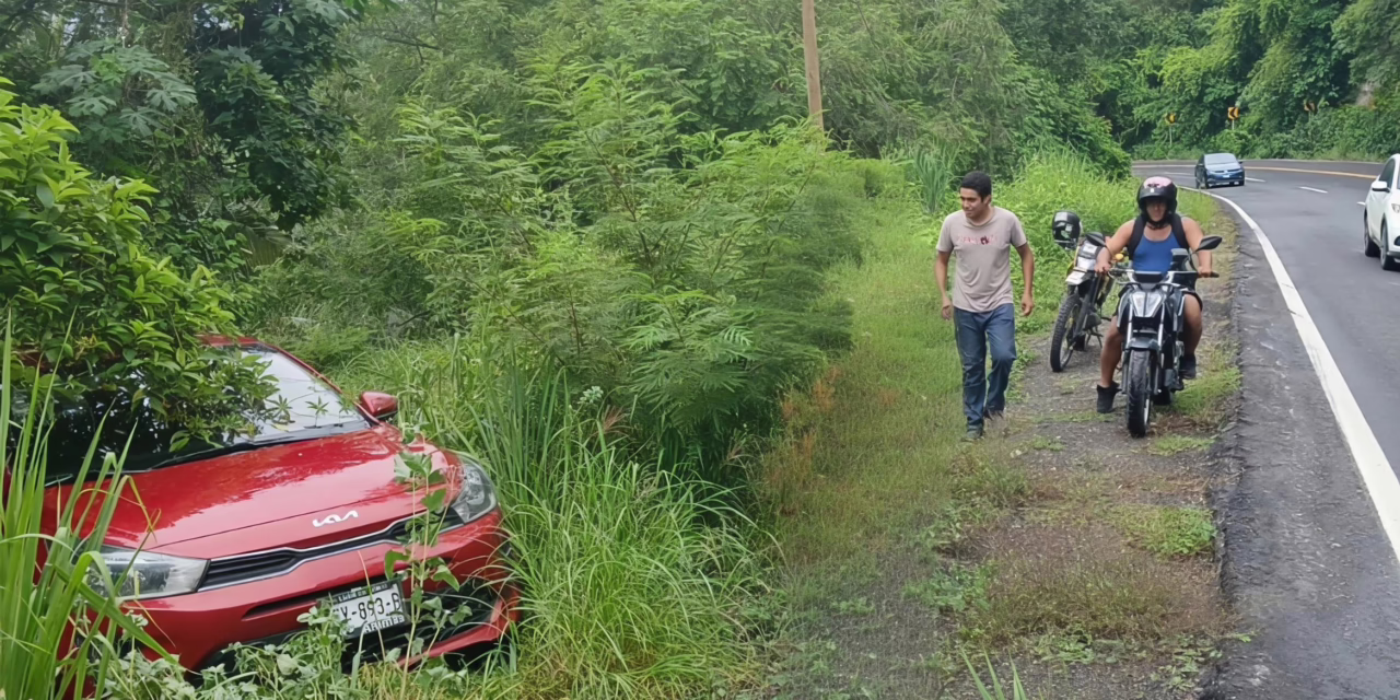 Vehículo se sale del camino en las curvas de Plan del Río – La Cumbre