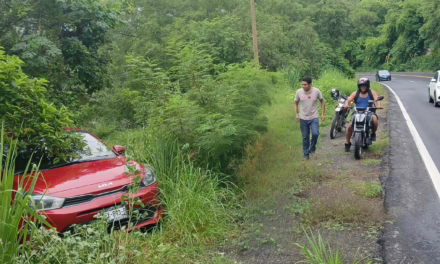 Vehículo se sale del camino en las curvas de Plan del Río – La Cumbre