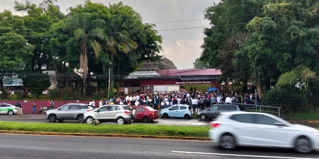 Docentes de la Sección 32 se concentran en oficinas de la SEV, alistan marcha
