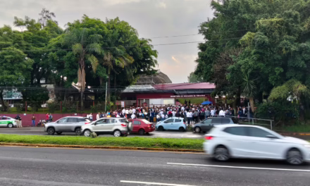 Docentes de la Sección 32 se concentran en oficinas de la SEV, alistan marcha