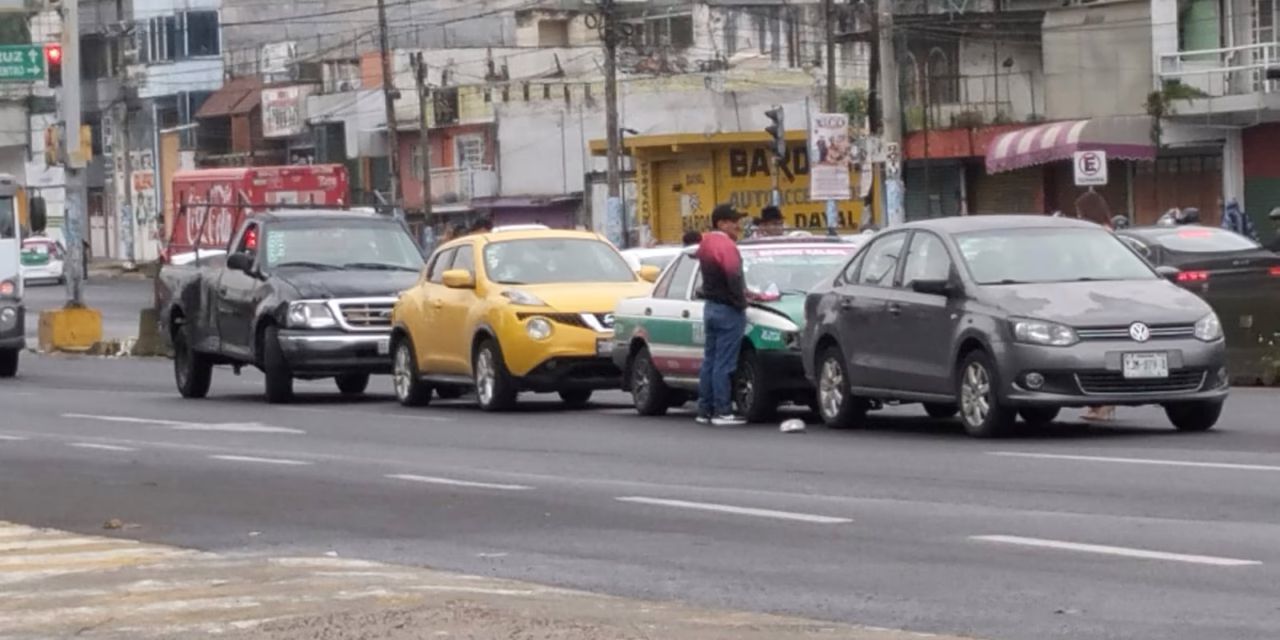 Carambola en el bulevar Banderilla-Xalapa provoca caos vial a la altura de La Martinica