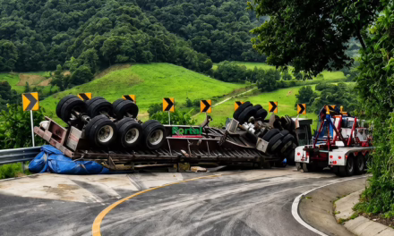 Vuelca tractocamión cargado de cemento en la carretera Atzalan-Tlapacoyan; vialidad permanece cerrada