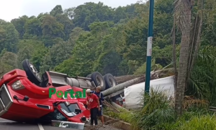 Volcadura de tráiler en la carretera Xalapa – Coatepec