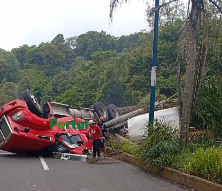 Volcadura de tráiler en la carretera Xalapa – Coatepec